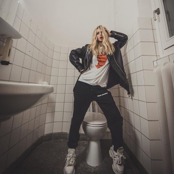 Певица Светлана Лобода сделала фото в туалете на гастролях по городам Германии
