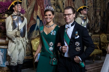 Шведская королевская семья показала свою коллекцию тиар на гала-ужине во дворце