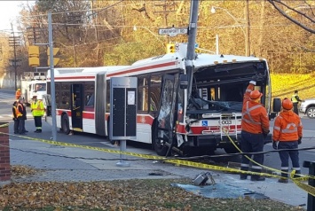 В Торонто автобус с пассажирами влетел в электрический столб, десятки пострадавших
