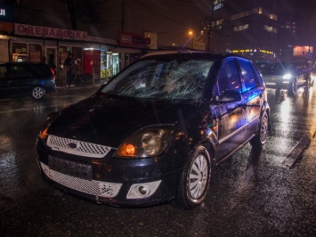 Переломал ноги: в Киеве у Выставочного центра Ford сбил пешехода