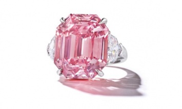 Редкий розовый бриллиант продали за 49,8 млн долларов