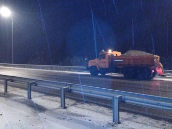 Снегопад на Полтавщине: где спасали дороги от снега и гололеда в Полтавской области