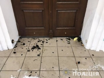 Неизвестные бросали коктейли Молотова в двери Андреевской церкви