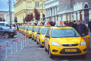 Дептранс подумывает ограничить число такси в Москве