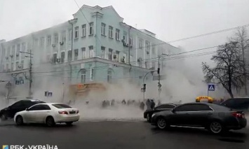 В Киеве второй раз за неделю прорвало трубу с горячей водой