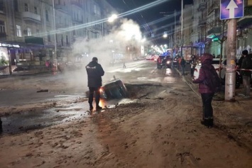 В центре Киева из-за прорыва теплотрассы заблокировано движение транспорта
