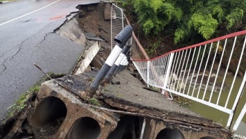 В Сочи частично обрушился автомобильный мост (фото)