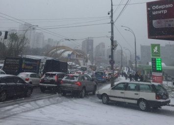 Снежный коллапс в Киеве: украинцы предложили наказания для водителей на летней резине