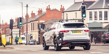 Jaguar Land Rover научил автомобили общаться со светофорами