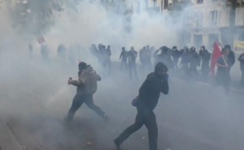 В Киеве начался бунт, Кличко окружила разъяренная толпа: фото