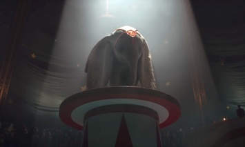 Слоненок учится летать в трейлере фильма "Дамбо"
