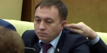Депутат Госдумы на заседании попытался сунуть палец в ухо коллеге
