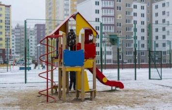 В России власть устанавливает детские площадки, снимают видео, и разбирает