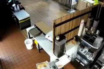 Женщина избила сотрудника McDonald's из-за кетчупа (видео)