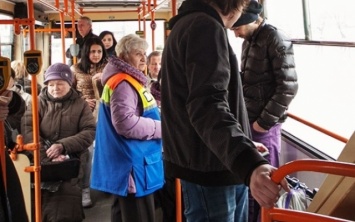 В Днепре кондукторам в трамваях подсовывают фальшивые деньги