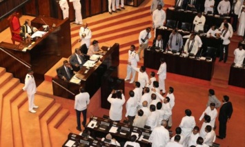 Депутаты на Шри-Ланке устроили эпическую битву в парламенте