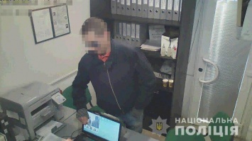 В Запорожье полисмены задержали подозреваемого в серии ограблений пунктов быстрых кредитов