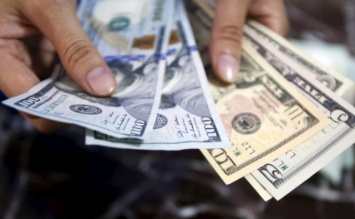 Доллар стремительно падает, такого еще не было: какой курс ждет украинцев «под елочкой»