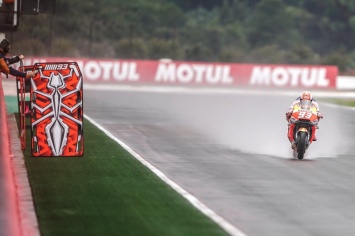 MotoGP: Маркес возглавил остановленную красными флагами FP1 Гран-При Валенсии
