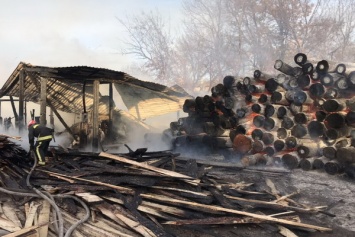 В Харькове спасатели почти четыре часа не могли потушить масштабный пожар на лесопилке (фото, видео)