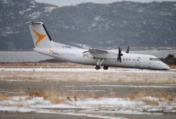 Пассажирский самолет в Канаде сел на брюхо из-за проблем с шасси