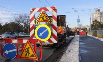 "Киевавтодор" о провале моста на Дарнице: Катастрофы и разрушения нет, ведутся ремонтные работы