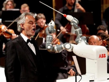 В Киеве показали робота, который дирижировал оркестром в Италии