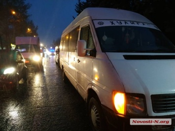 Из-за двух столкнувшихся микроавтобусов в центре Николаева огромная пробка