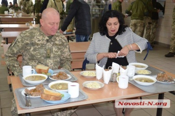 В Николаеве вице-премьер-министр пообедала с морскими пехотинцами