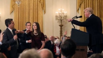 Суд вернул аккредитацию в Белый дом журналисту CNN, с которым повздорил Трамп