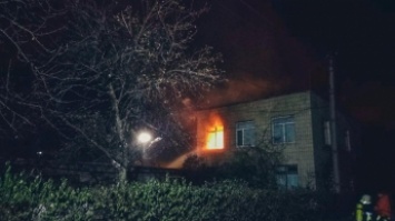 В Киеве огонь охватил офисное здание (фото)
