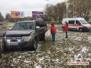 В центре Николаева внедорожник влетел в столб - пострадал годовалый ребенок
