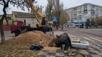В Николаевском сквере, который недавно открывал Сенкевич, рабочие разобрали плитку для прокладки электрокабеля