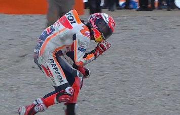 MotoGP: Марк Маркес вновь выбил левое плечо при падении на квалификации Гран-При Валенсии