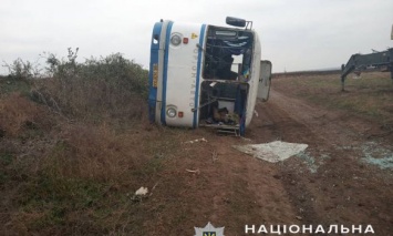 В Николаевской области автобус, двигаясь по грунтовой дороге, перевернулся - пострадали четыре человека