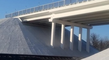 Бойцы ВСУ восстановили разрушенный боевиками мост под Попасной, - кадры