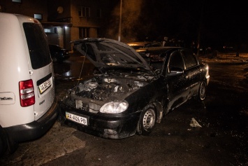 В Киеве горели четыре стоящих рядом авто. Владельцы заявили о поджоге