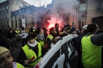 Более 400 людей пострадали во время протестов во Франции