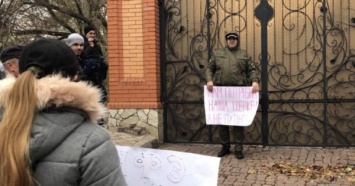 В Кривом Роге у дома митрополита УПЦ МП провели митинг