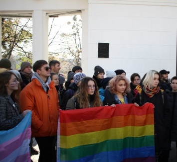 В Киеве радикалы с дымовыми шашками и слезоточивым газом сорвали марш за права трансгендеров