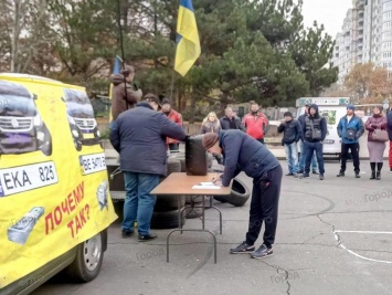 В растаможке автомобилей на еврономерах ничего не поменялось: в центре Николаева пикетировали активисты