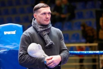 Усик получил «Кубок легенд» Федерации бокса Украины