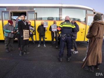 В Нидерландах полиция задержала 19 участников акции против помощника Святого Николая "Черного Пита"
