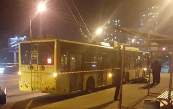 В Киеве под колесами троллейбуса погиб человек