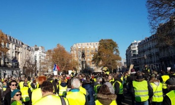 Французское правительство отказалось отменять новые налоги на бензин