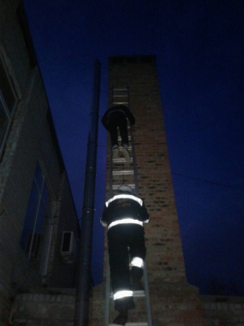 На Днепропетровщине на 6-метровой высоте застрял подросток
