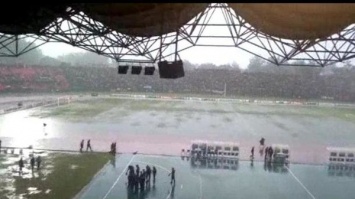 В Конго футбольное поле превратилось в огромный бассейн из-за ливня (видео)