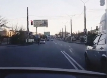 Водитель продемонстрировал как он нагло нарушает ПДД (видео)