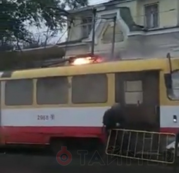 В Одессе возле Привоза на ходу загорелся трамвай