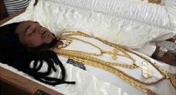 В Тринидаде и Тобаго застреленного миллионера хоронили в золотом гробу